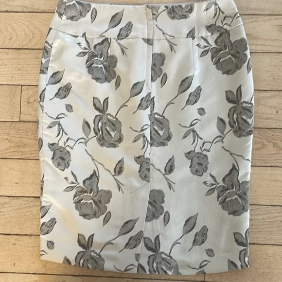 RW&CO. Fully lined lightweight silver grey and black floral pencil skirt SIZE 6 - Picture 5 of 6